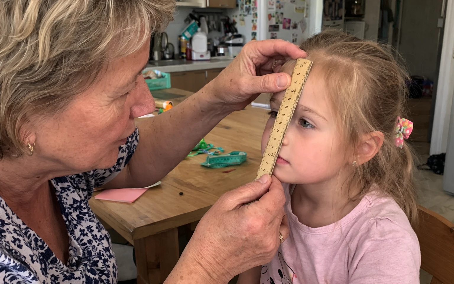 Grandmother with granddaughter and a line | AI-generated image